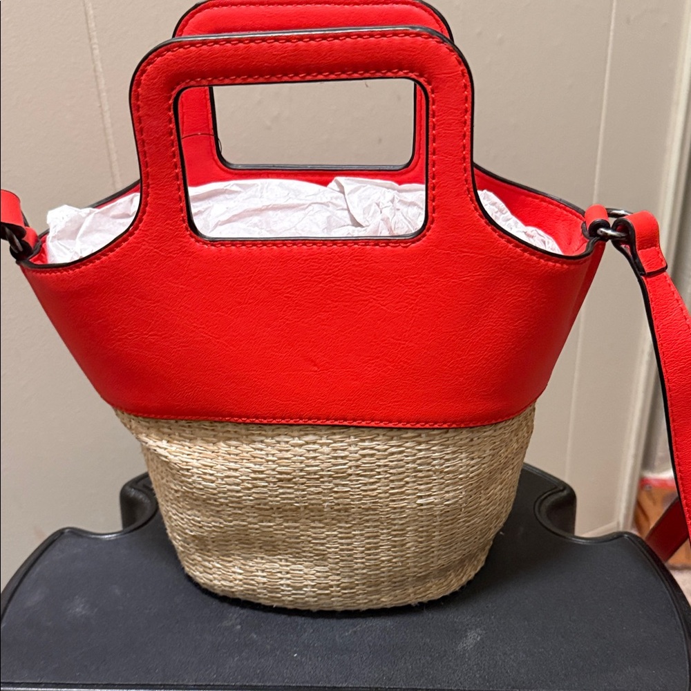 Simply Vera Vera Wang top handle straw crossbody. - Picture 3 of 6